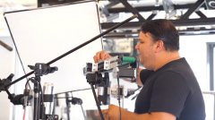 摄影师如何使用机器臂拍摄商业视频